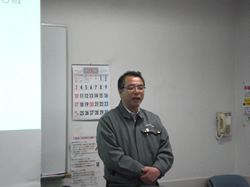 あいさつする柏瀬浩史社長
