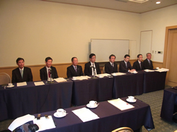 記者会見に応じる役員陣
