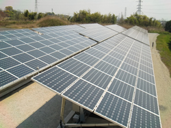 処分場跡地に設置した太陽光発電パネル