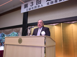 あいさつする石井会長