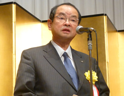 あいさつする尾ア元規JPI会長